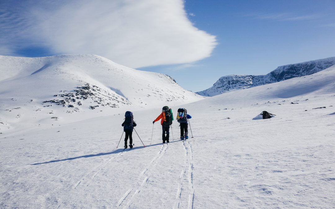 Sezon zimowy w górach – o jaki sprzęt turystyczny warto zadbać?