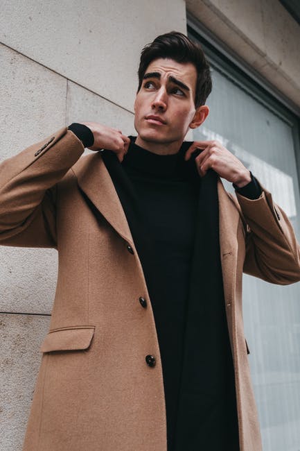 Uniwersalne płaszcze męskie – wybierz model pasujący do wielu zestawów