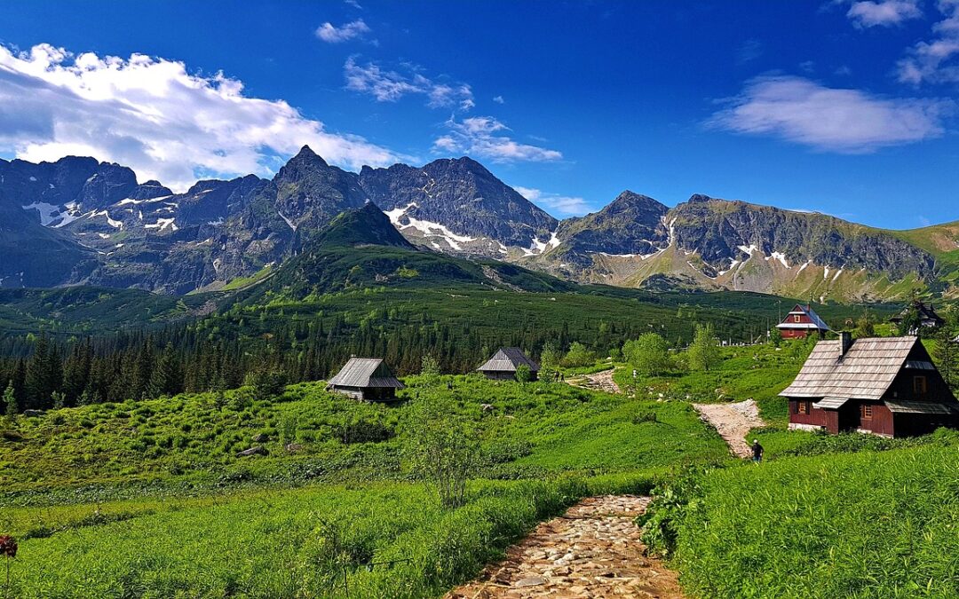 Najwyższe szczyty polskich Tatr – jak przygotować się do wędrówki?