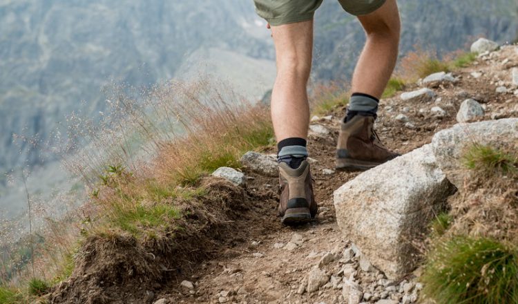 Jak przygotować stawy na piesze wędrówki?