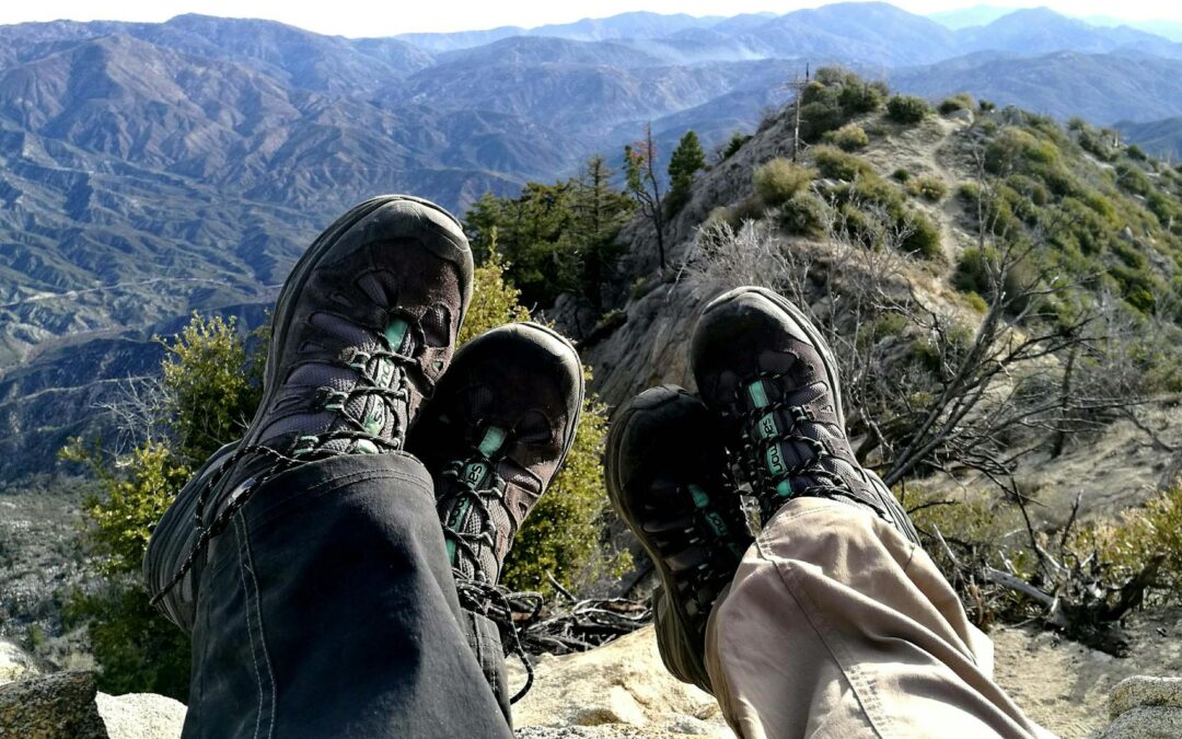 Kiedy wybrać buty outdoorowe, a kiedy trekkingowe?