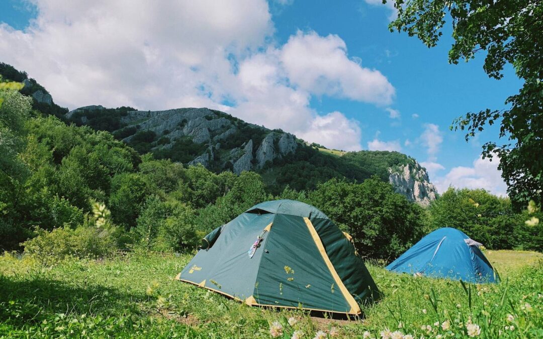 Namioty 2-osobowe – idealne rozwiązanie dla dwojga
