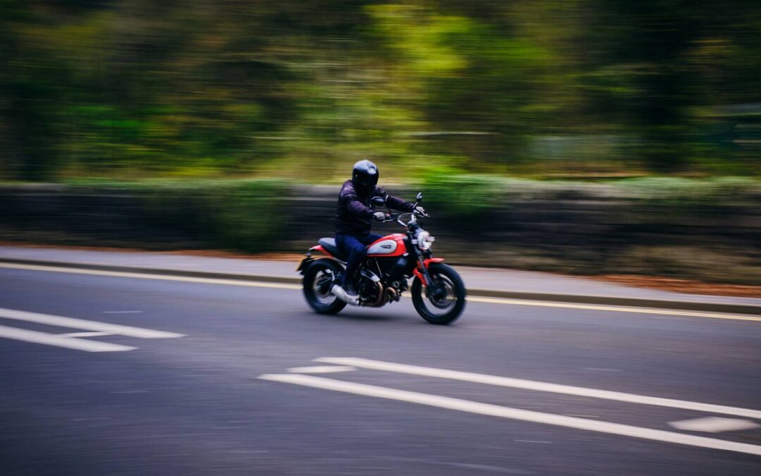 Jazda motocyklem w deszczu i trudnych warunkach – jak się przygotować?