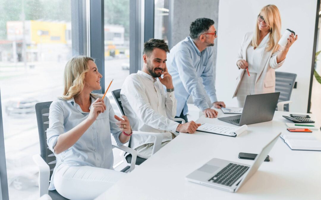 Firmowe koszulki z logo dla pracowników – jednolity wizerunek i darmowa promocja poza biurem