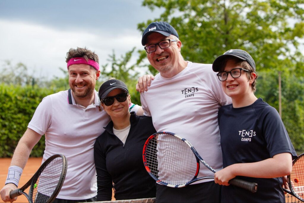 rodzinna atmosfera na obozie tenisowym