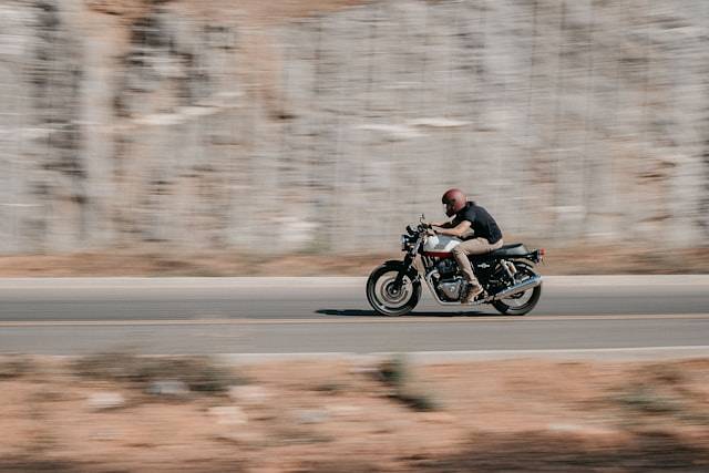 Jazda w upale – jak wybrać odzież motocyklową na gorące dni?