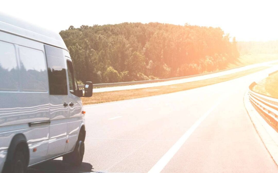 Jak długo trwa podróż busem do Holandii i co oferuje rynek względem rezerwacji i przewozu osób do Holandii pod wskazany adres?