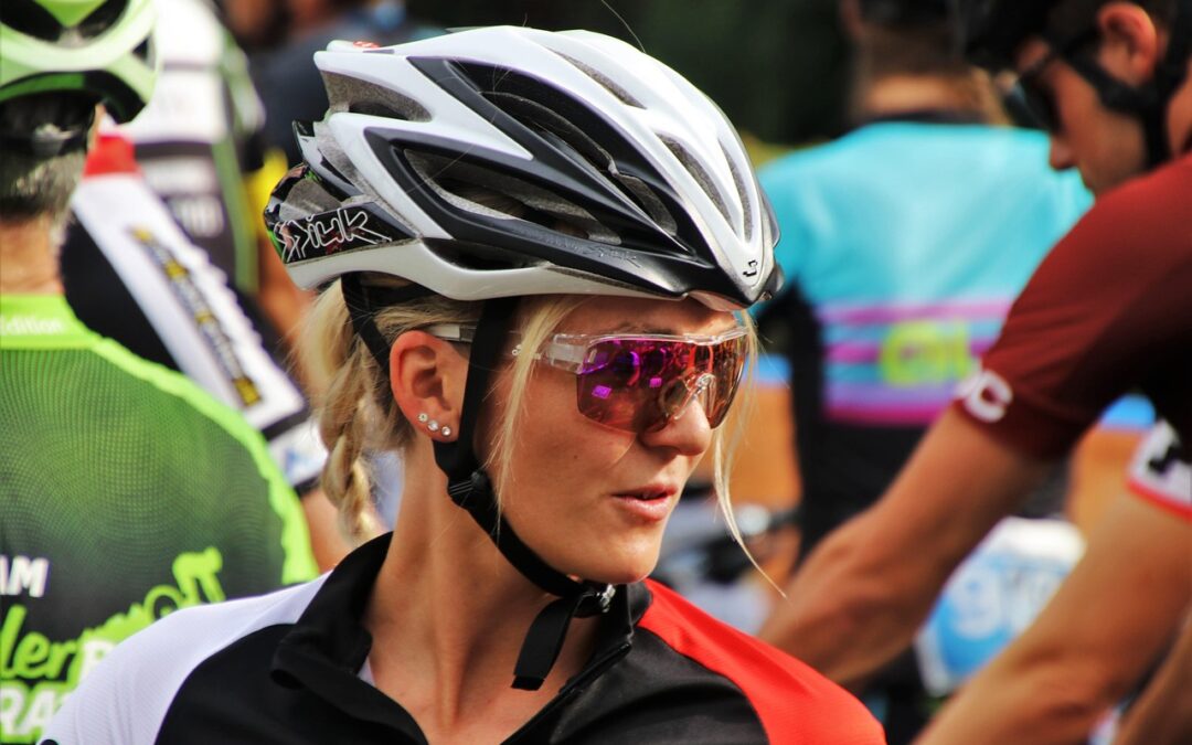 Jakie soczewki wybrać do okularów na rower? Przewodnik po technologiach szkieł