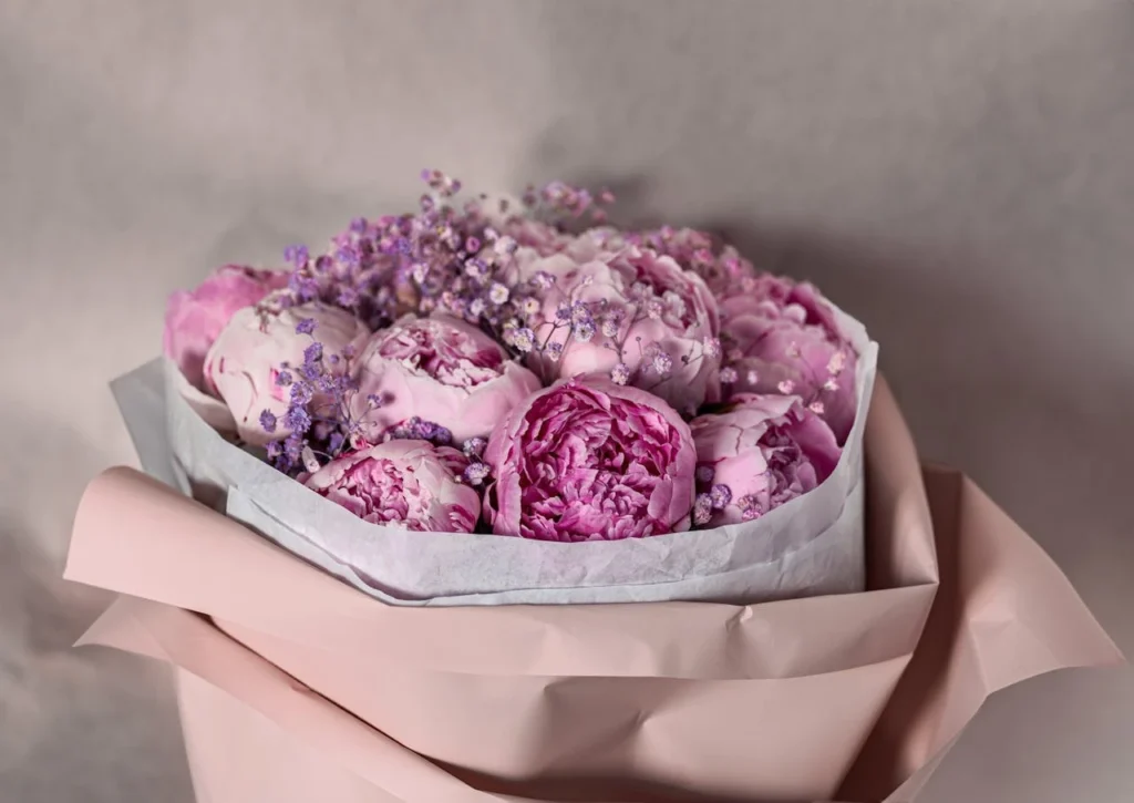 Różowe róże – klasyka w każdej kwiaciarni