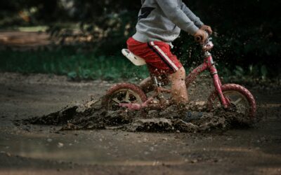 Rodzinne wycieczki rowerowe bez stresu. Jak waga i osprzęt ułatwiają jazdę w terenie