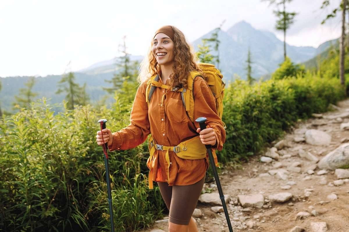 kobieta-wedruje-po-gorach-z-kijami-trekkingowymi.jpg