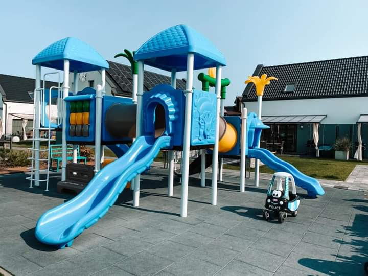 plac zabaw przy apartamentach zwiększający atrakcyjność obiektu