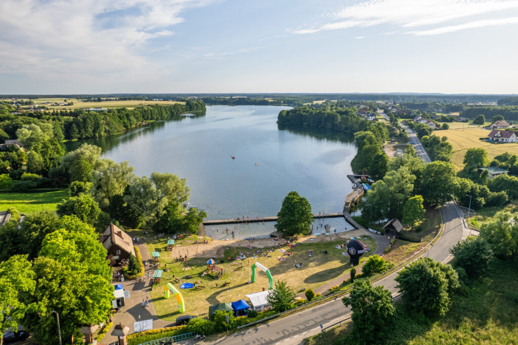 Jezioro Wielkie Cekcyńskie i plaża w Cekcynie z lotu ptaka