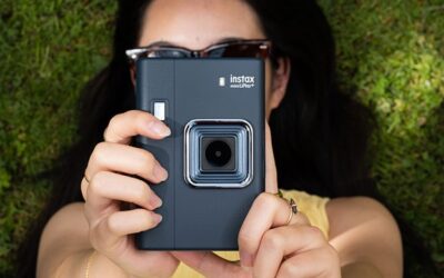 Instax™ w podróży – dlaczego mini LiPlay+™ to idealny towarzysz wakacji