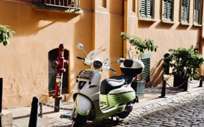City break na dwóch kółkach – dlaczego warto wypożyczyć skuter podczas city break?