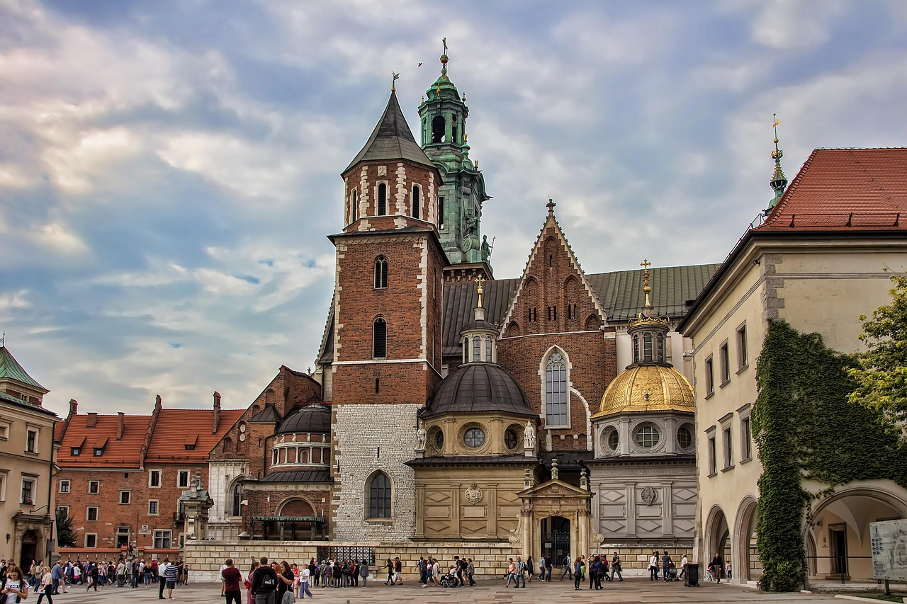 Katedra Wawelska w Krakowie z zabytkowymi wieżami i wejściem do świątyni.