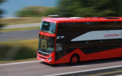Kiedy warto wynająć autokar zamiast kilku busów?