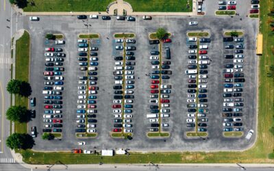 Krótki wypad czy miesiąc w podróży? Parking Kraków–lotnisko: jak dobrać wariant postoju do długości wyjazdu